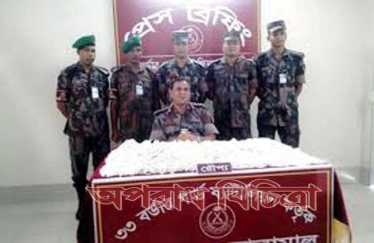 ৪৫ কেজি রুপার গহনা জব্দ করেছে বর্ডার গার্ড বাংলাদেশ  সদস্যরা