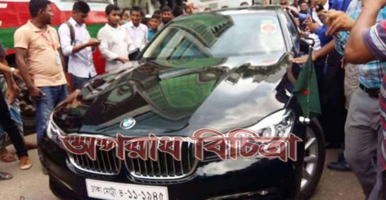 উল্টো পথে যাওয়ার সময় শিক্ষার্থীরা আটকে দিল বাণিজ্যমন্ত্রীর গাড়ি
