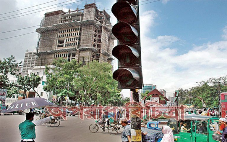 গাড়ি চলে ট্রাফিক পুলিশের হাতের ইশারায়