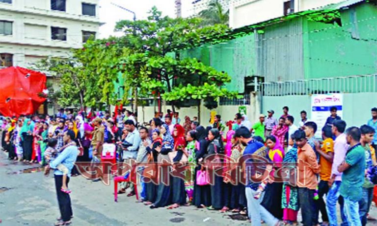 ঈদের আগে শ্রমিকরা পাওনা টাকাগুলো পেয়ে ভীষণ খুশি হয়েছে