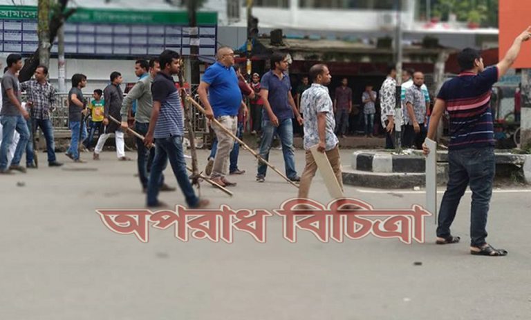শিক্ষার্থীদের ওপর লাঠি হাতে হামলা চালিয়েছে একদল যুবক