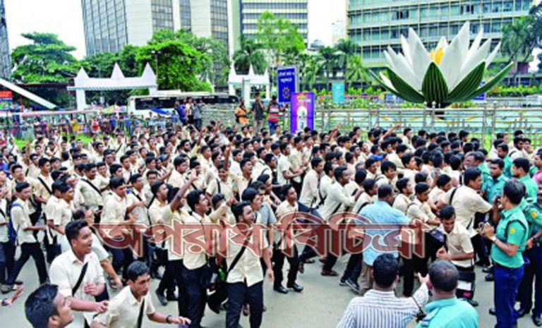 শিক্ষার্থীদের আন্দোলন বেড়েই চলছে রাজধানীর বুকে