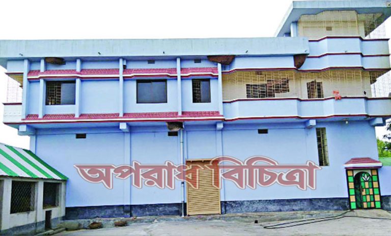 বিত্তবান করিমন নেছার দৃষ্টিনন্দন অট্টালিকা, তিনিও পেয়েছেন বয়স্ক ভাতা কার্ড