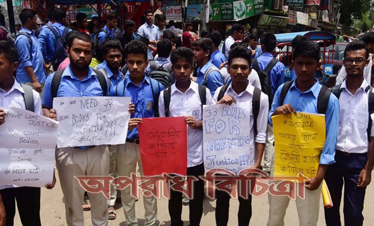 বৃহস্পতিবার সকাল থেকেই রাজপথে অবস্থান নিয়েছে বিক্ষুব্ধ শিক্ষার্থীরা