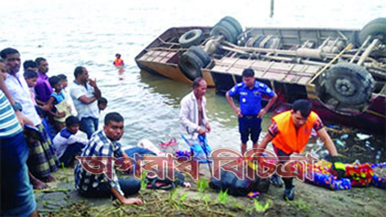 দেশের বিভিন্ন স্থানে বেড়েই চলছে সড়ক দুর্ঘটনা