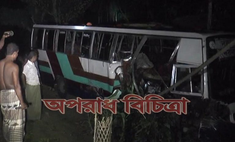যাত্রীবাহী বাসের সঙ্গে ট্রাক্টরের সংঘর্ষে নিহতের সংখ্যা বেড়ে ছয়জন