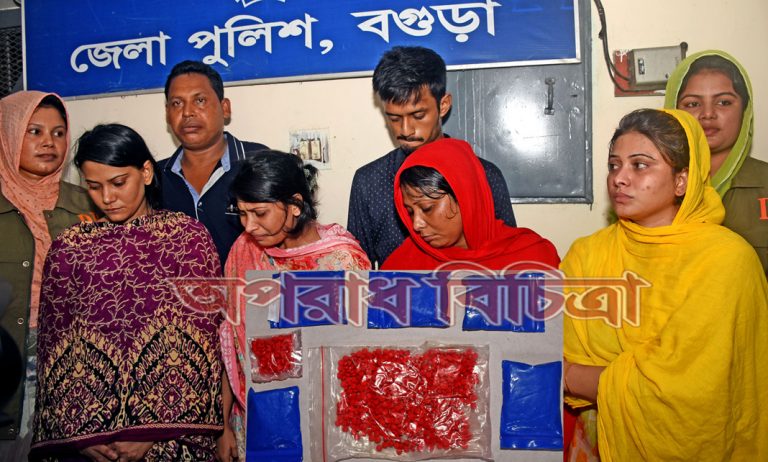 ফ্ল্যাট ভাড়া নিয়ে ইয়াবা ব্যবসা করেন ৪ বোন, অভিযানে স্বামী সহ গ্রেফতার