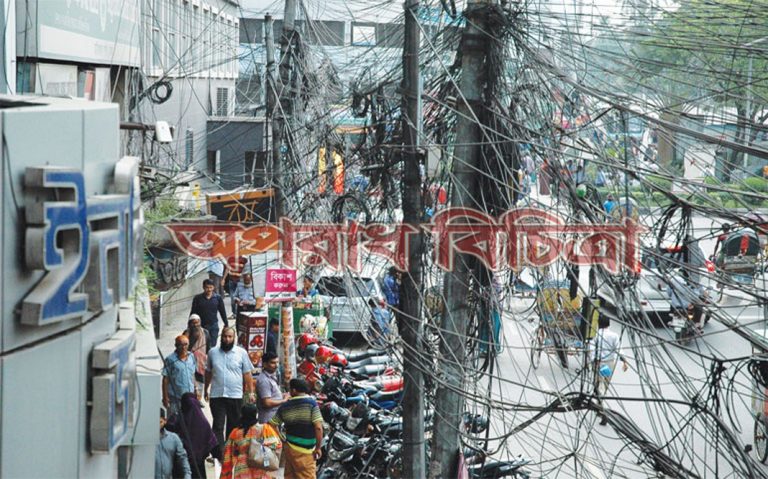 বিদ্যুতের পিলারে বট গাছের ঝুরির মতো ঝুলছে তার