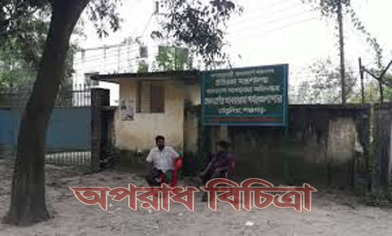 সরকারি কর্মকর্তা খুলে বসেছেন কোচিং সেন্টার