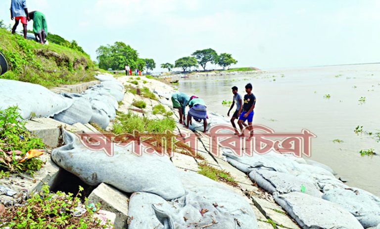 বাঁধ রক্ষার নামে পাউবো প্রতিবছর প্রকল্পের টাকা লুটপাট করে