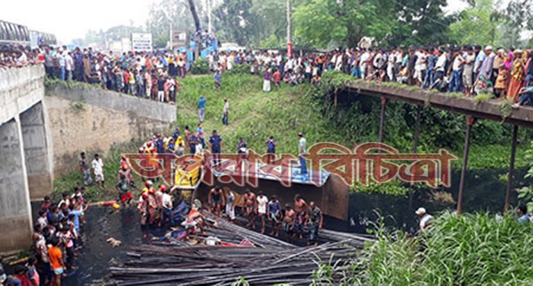 দুই ট্রাকের সংঘর্ষে মা-মেয়ের মৃত্যু