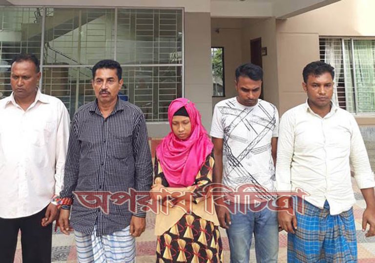 ব্যবসায়ীদের প্রতারণার ফাঁদে ফেলে নগ্ন ছবি তুলে মোটা অংকের টাকা আদায়