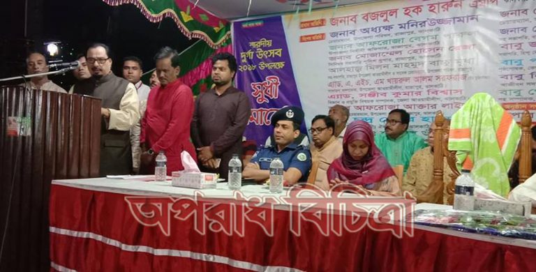 রাজাপুরে পুজা মন্ডপ পরিদর্শন আওয়ামী দুই নেতার চেক বিতরন