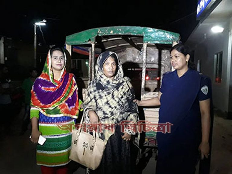 শিশুকে নির্মমভাবে নির্যাতন করায় অভিনেত্রী আটক
