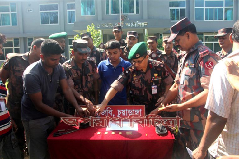১ কেজি ৬৪৮ গ্রাম সোনার ১০টি বারসহ একজন আটক