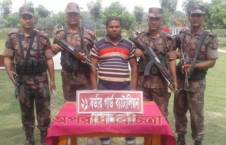 ৫লাখ হুন্ডির টাকাসহ একজন আটক