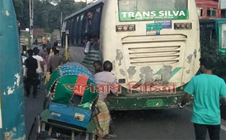 দুই বাসের রেষারেষিতে যুবকের মৃত্যু