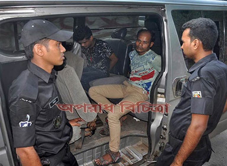 স্বরাষ্ট্র ও পররাষ্ট্র মন্ত্রণালয়ের স্টিকারযুক্ত একটি মাইক্রোবাস থেকে ২০ হাজার ইয়াবা ও ৮টি অস্ত্র জব্দ
