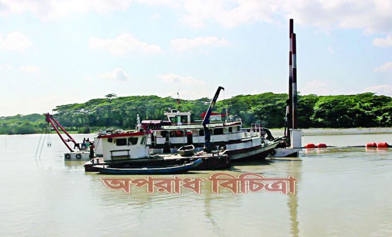 বালু উত্তোলনের ফলে তীর ভাঙনের ঝুঁকি বাড়ছে