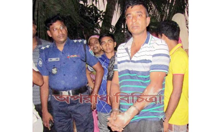 চাকরি দেওয়ার নামে নগদ টাকা গ্রহণ করার সময় সাবেক সেনা সদস্য আটক