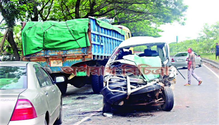 দুটি মাইক্রোবাসকে বালুবাহী ট্রাকের ধাক্কা দেওয়ার ঘটনায় তিনজন নিহত