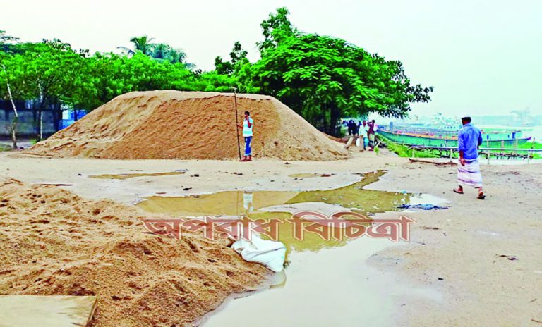 গাছ কেটে সেই জায়গায় পাথর ও বালু ব্যবসায়ীদের ভাড়া দেওয়ার অভিযোগ যুবলীগ নেতার বিরুদ্ধে।