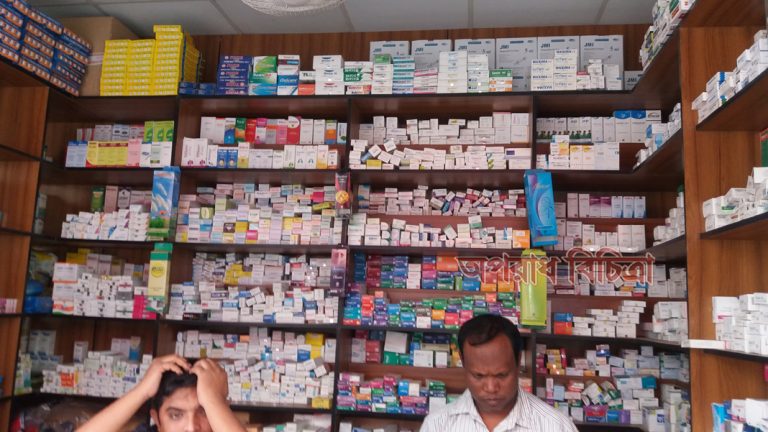 লালমনিরহাটে রাফি মেডিকেল সেন্টারের লাইসেন্স বিহীন ফার্মেসির রমরমা ওষুধ বাণিজ্য