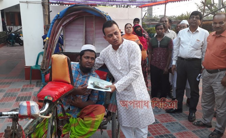 দুঃস্থ মহিলা ও পুরুষদের মধ্যে ভাতার অর্থ বিতরন