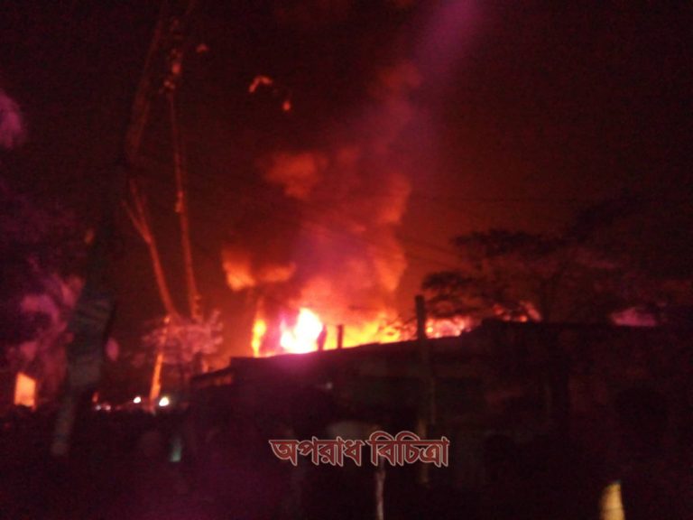 ফতুল্লার রঘুনাথপুরে ভয়াবহ আগুন, ব্যাপক ক্ষয়ক্ষতি