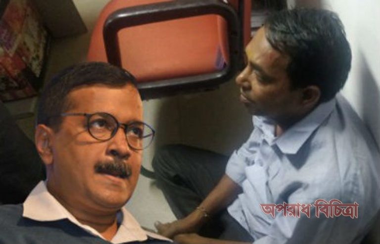 মুখ্যমন্ত্রীর চোখে মরিচের গুঁড়ো নিক্ষেপ