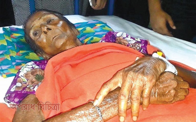সন্তানরা মাকে রক্তাক্ত করে রাস্তায় ফেলে দিলো