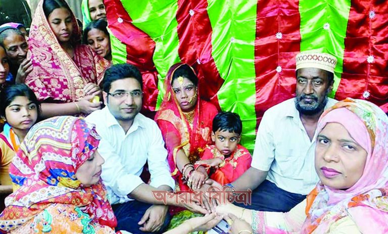 সন্তানসহ  স্ত্রীর  মর্যাদা পেল বাক্প্রতিবন্ধী নারী মুনজিলা খাতুন