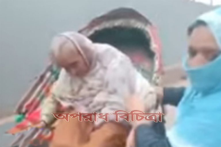 অসুস্থ বৃদ্ধাকে সড়কের ধারে ফেলে গেল তার স্বজনরা