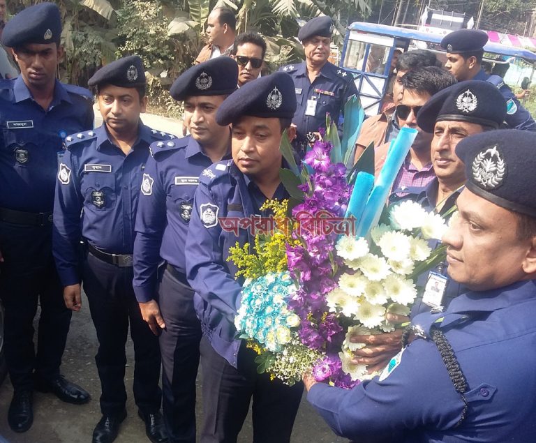 ভোট কেন্দ্রে মাস্তানি চলবেনা, সিদ্ধিরগঞ্জ থানা পরিদর্শনে এসপি হারুন
