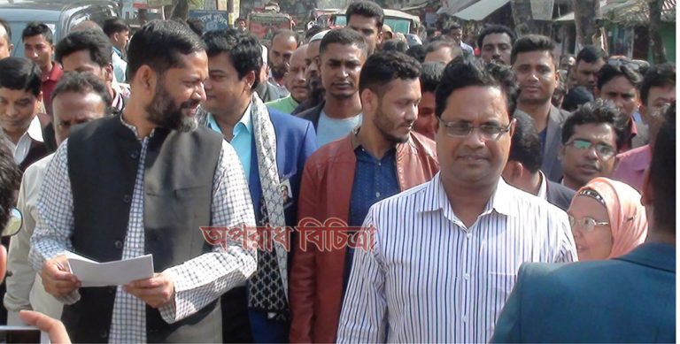 দশমিানয় নৌকা মার্কার প্রার্থী এস এম শাহজাদার ভোট প্রার্থনায় লিফলেট বিতরন
