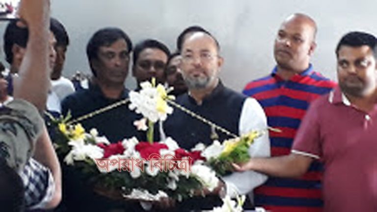 ঝড় বৃষ্টি মাথায় নিয়ে নৌকার প্রচারণায় ডা. এনামুর রহমান, ঢাকা-১৯