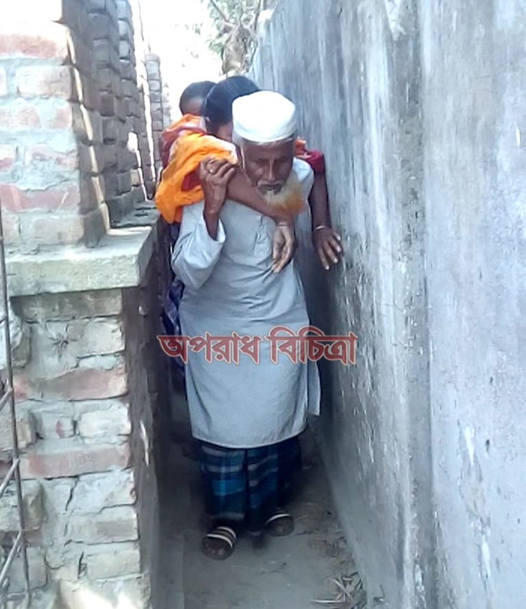 শ্রীনগরে রাস্তা দখল করে প্রাচীর নির্মান: স্বামীর কাঁধে ক্যান্সার আক্রান্ত স্ত্রী