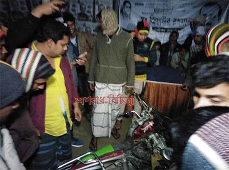 আওয়ামী লীগের নির্বাচনী অফিসে ককটেল হামলার সময় আটক নৌকার সমর্থক