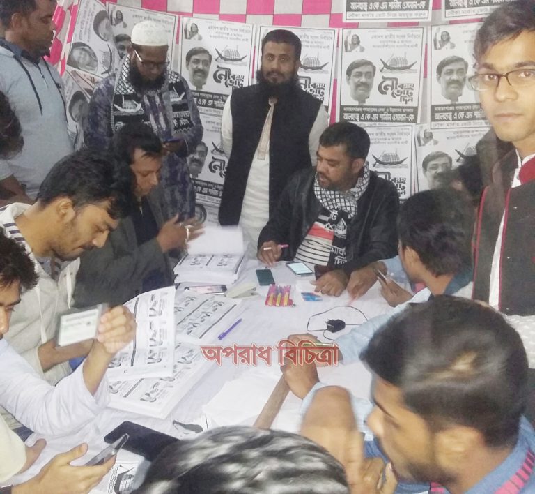 সিদ্ধিরগঞ্জে শেষ মূহুর্তে ভোটার স্লিপ নিয়ে ব্যস্ত নেতাকর্মীরা