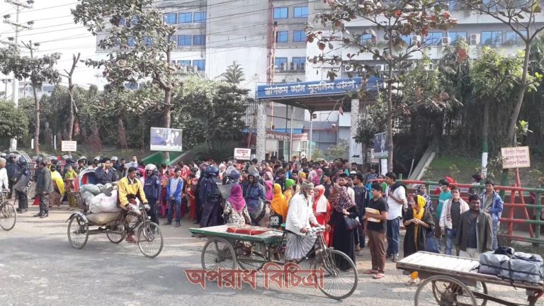 পোশাক কারখানার গুলোর সামনে (বিজিবি) মোতায়েন করা হয়েছে