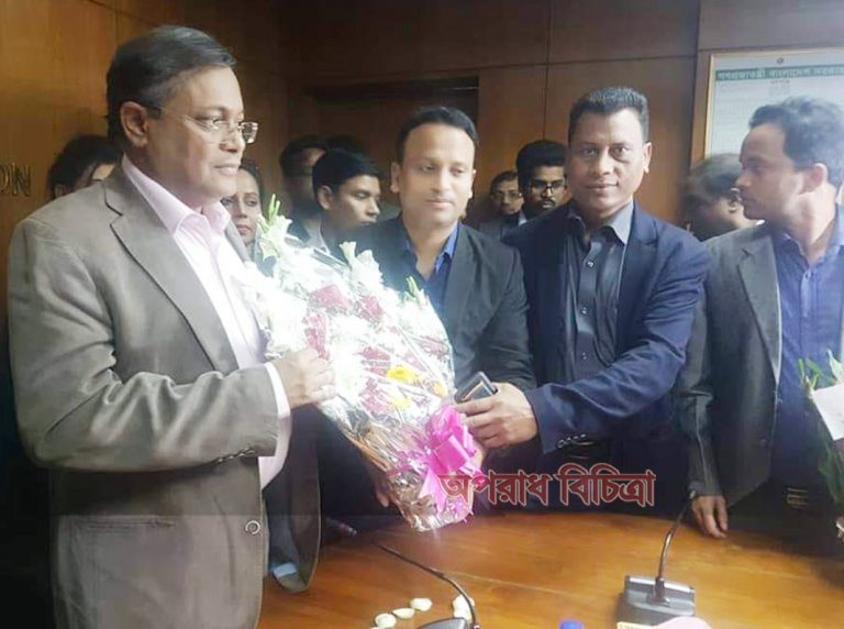 সিটিজি ক্রাইম টিভির পক্ষ থেকে তথ্যমন্ত্রী ড. হাছান মাহমুদকে ফুলেল শুভেচ্ছা