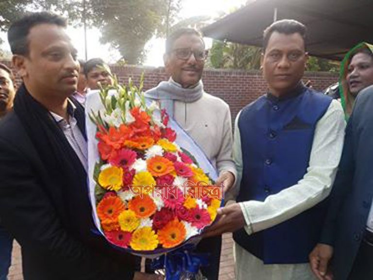 সিটিজি ক্রাইম টিভির পক্ষ থেকে সড়ক পরিবহন ও সেতু মন্ত্রী ওবায়দুল কাদেরকে ফুলেল শুভেচ্ছা