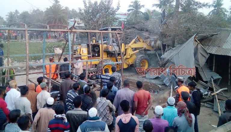 রূপসায় সওজের জায়গা থেকে অবৈধ স্থাপনা গুড়িয়ে দিচ্ছে প্রশাসন