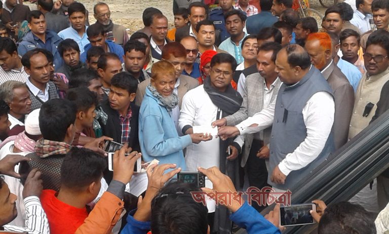 রৌমারীতে ১৪৪ জন দরিদ্র পরিবারের মাঝে ত্রাণ বিতরন করেন প্রতিমন্ত্রী জাকির হোসেন
