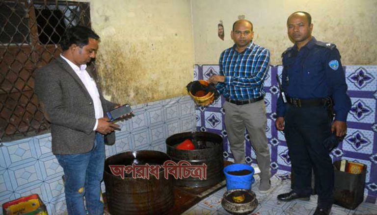 পাম অয়েল, সুজি, ক্ষতিকারক রং ও ফেবিকল গাম একত্রে মিশিয়ে তৈরি হচ্ছে ‘খাঁটি গাওয়া ঘি’