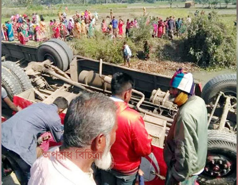 পিকনিকের বাস উল্টে এক স্কুলছাত্রী নিহত