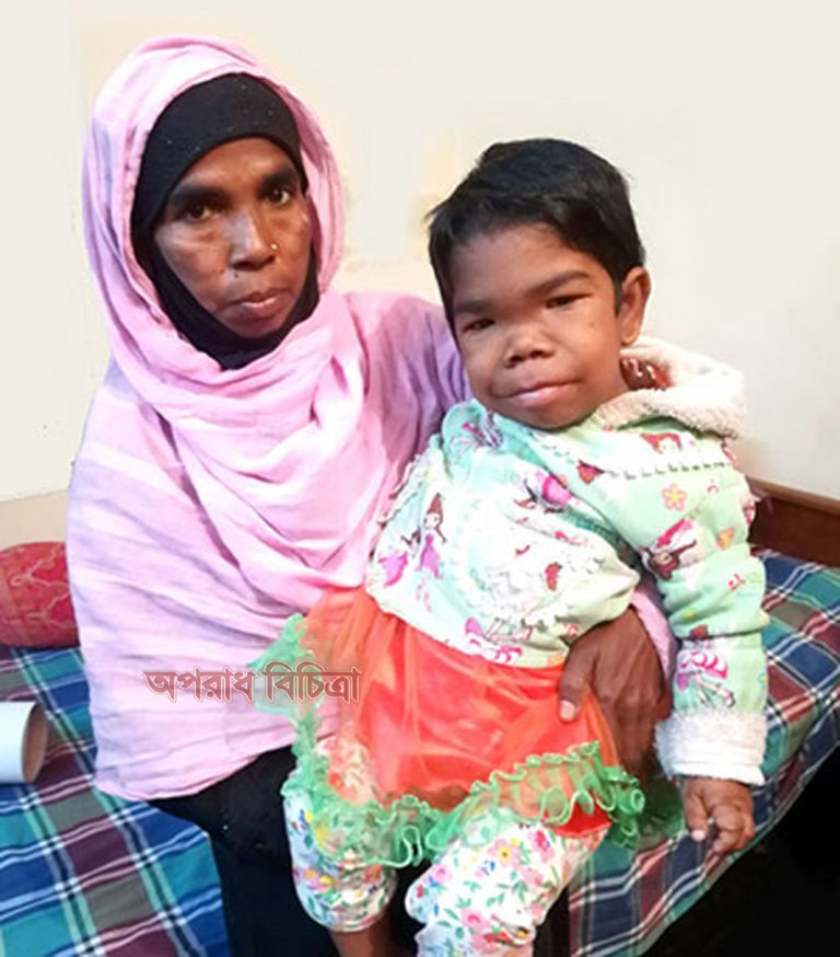 ২০ বছর বয়সী চম্পা খাতুন কেবল হাসতে আর কাঁদতে পারেন