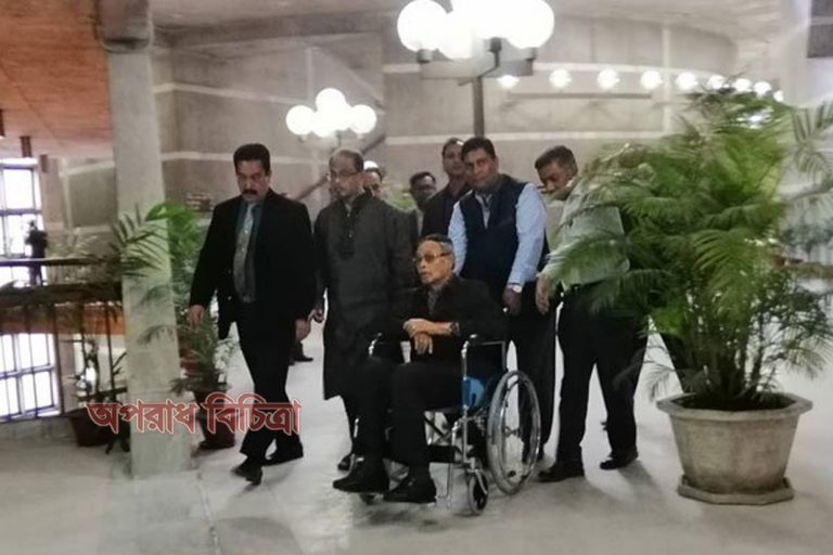সংসদে যোগ দিতে হুইলে চেয়ারে বসে এরশাদ
