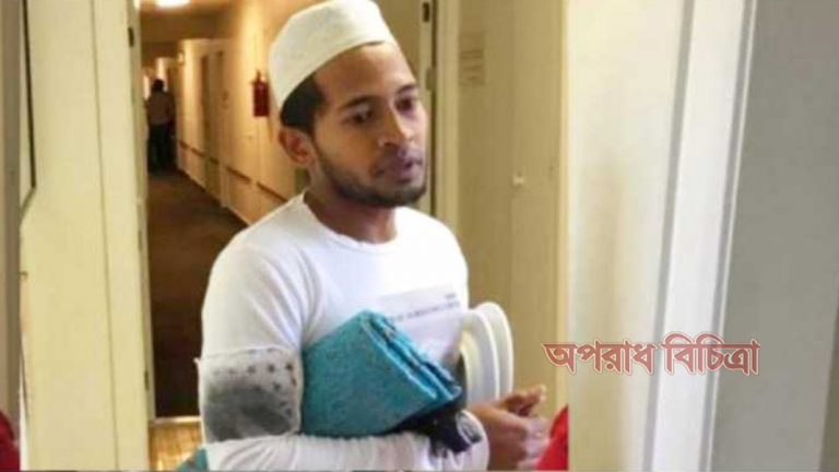 ক্রিকেট মাঠে নামাজ আদায় করছেন বাংলাদেশ ক্রিকেট দলের সদস্যরা