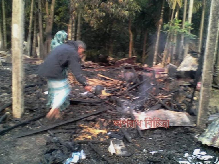 সুনামগঞ্জের  ছাতক অগ্নিকান্ডে ৩টি বসতঘর পুড়ে ভস্মিভূত: ৪০ লাখ টাকার ক্ষয়ক্ষতি